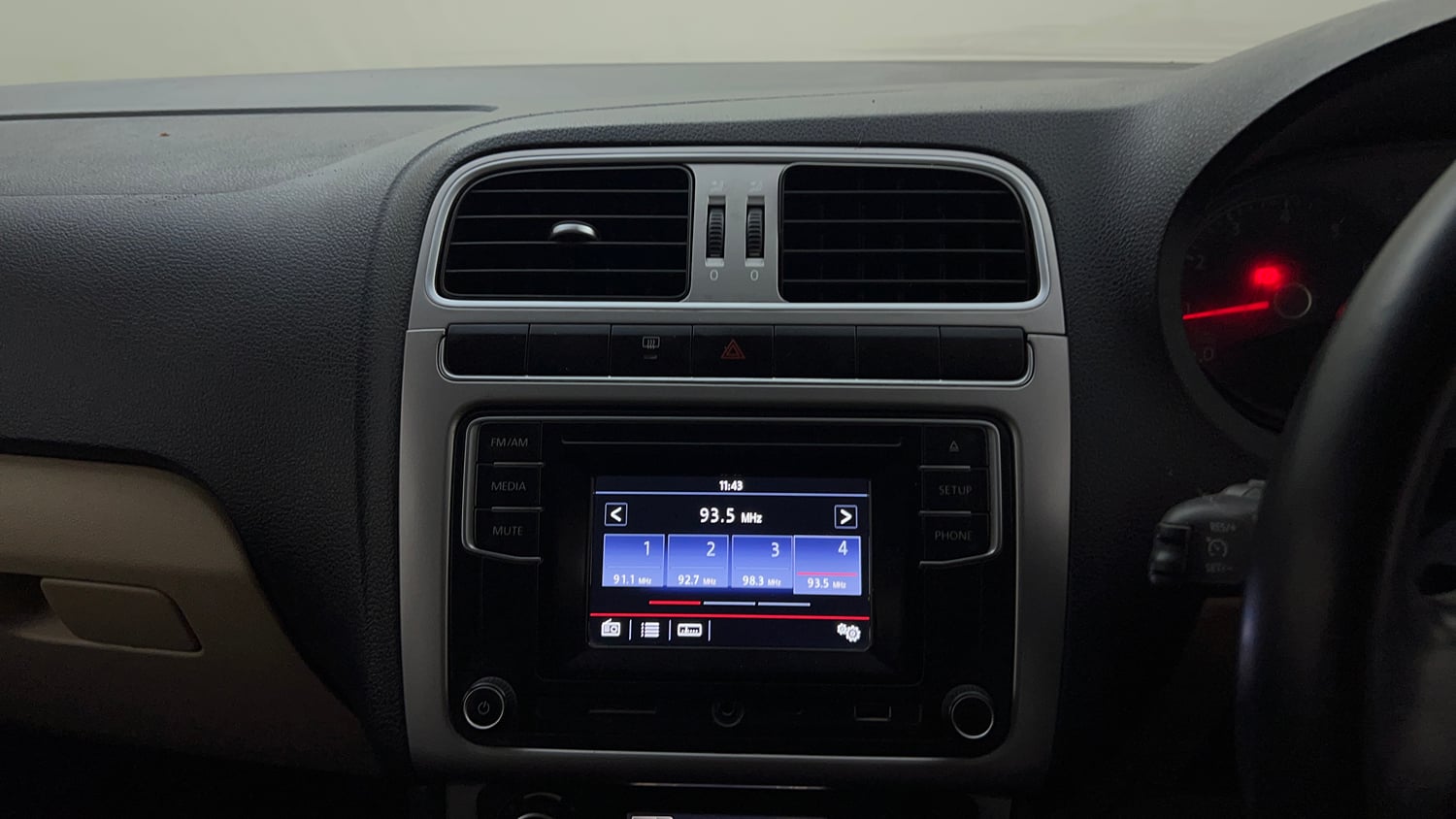 Used 2016 Volkswagen Polo Highline1.2L (P) Petrol Manual top_features Integrated (in-dash) music system