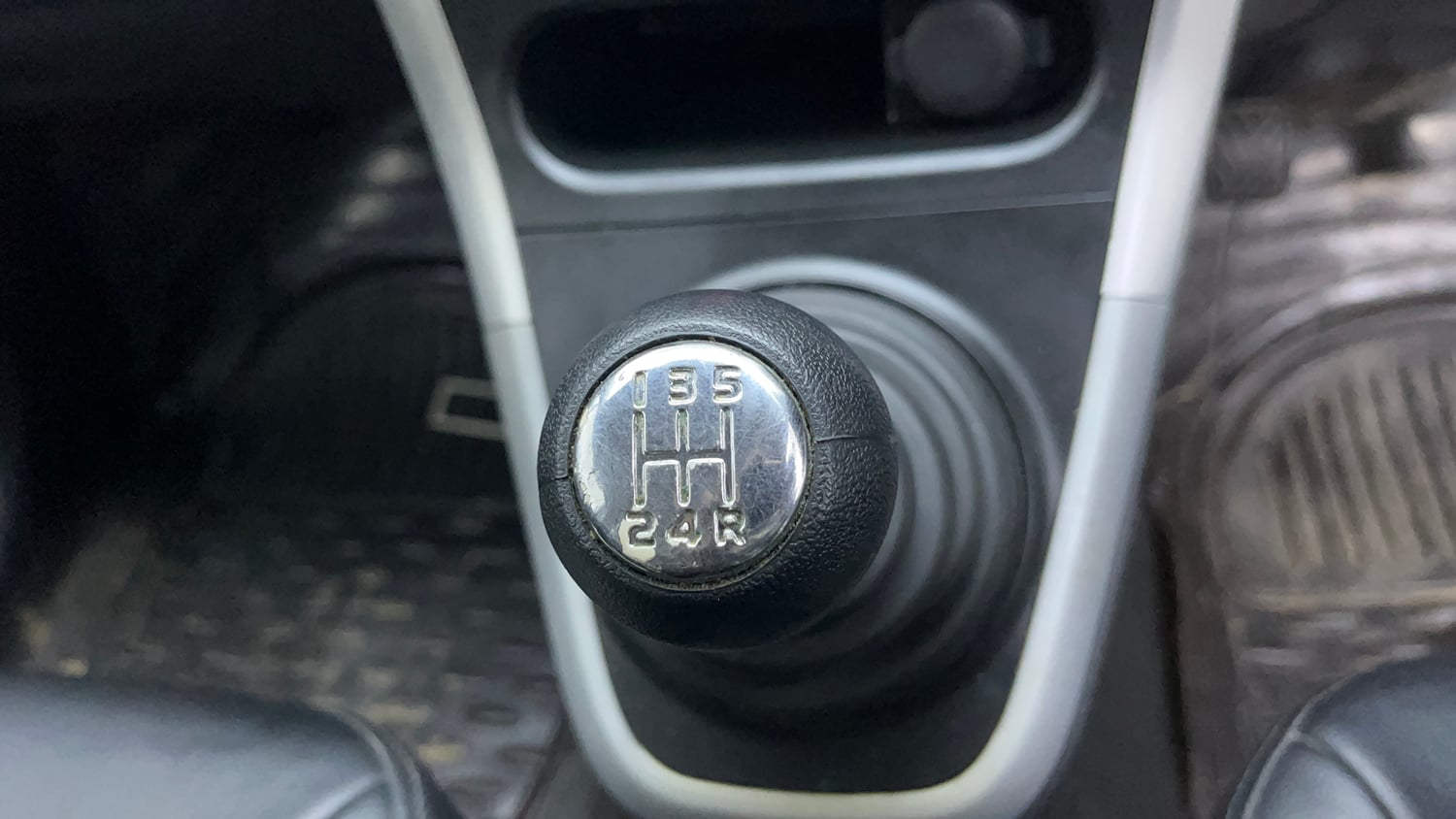 Used 2013 Maruti Suzuki Ritz Vxi BS-IV Petrol Manual interior GEAR  KNOB VIEW