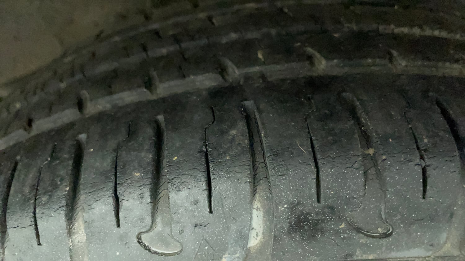 Used 2019 Hyundai Grand i10 Sportz AT 1.2 Kappa VTVT Petrol Automatic tyres LEFT REAR TYRE TREAD VIEW