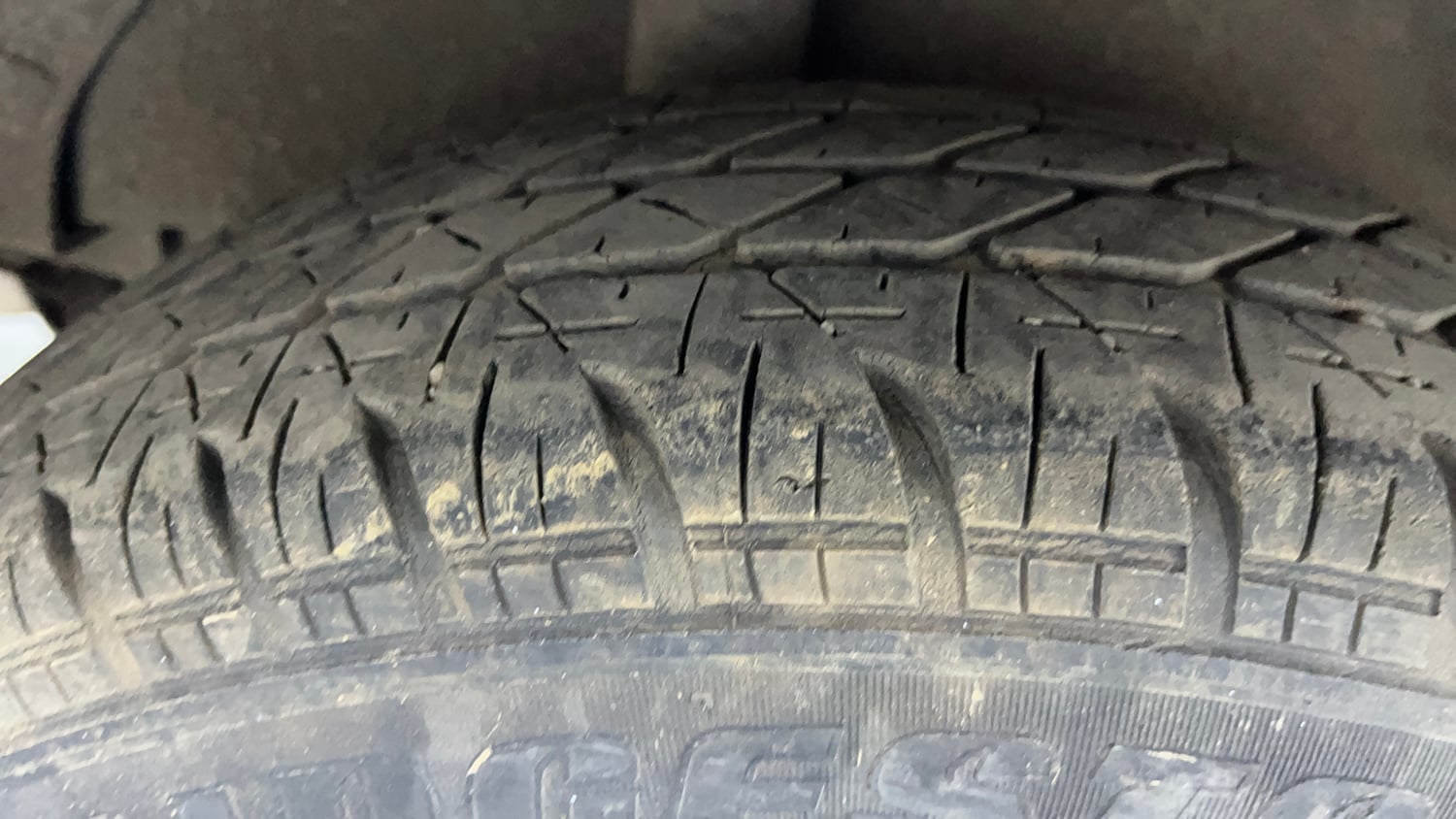Used 2013 Maruti Suzuki Ritz Vxi BS-IV Petrol Manual tyres RIGHT REAR TYRE TREAD VIEW