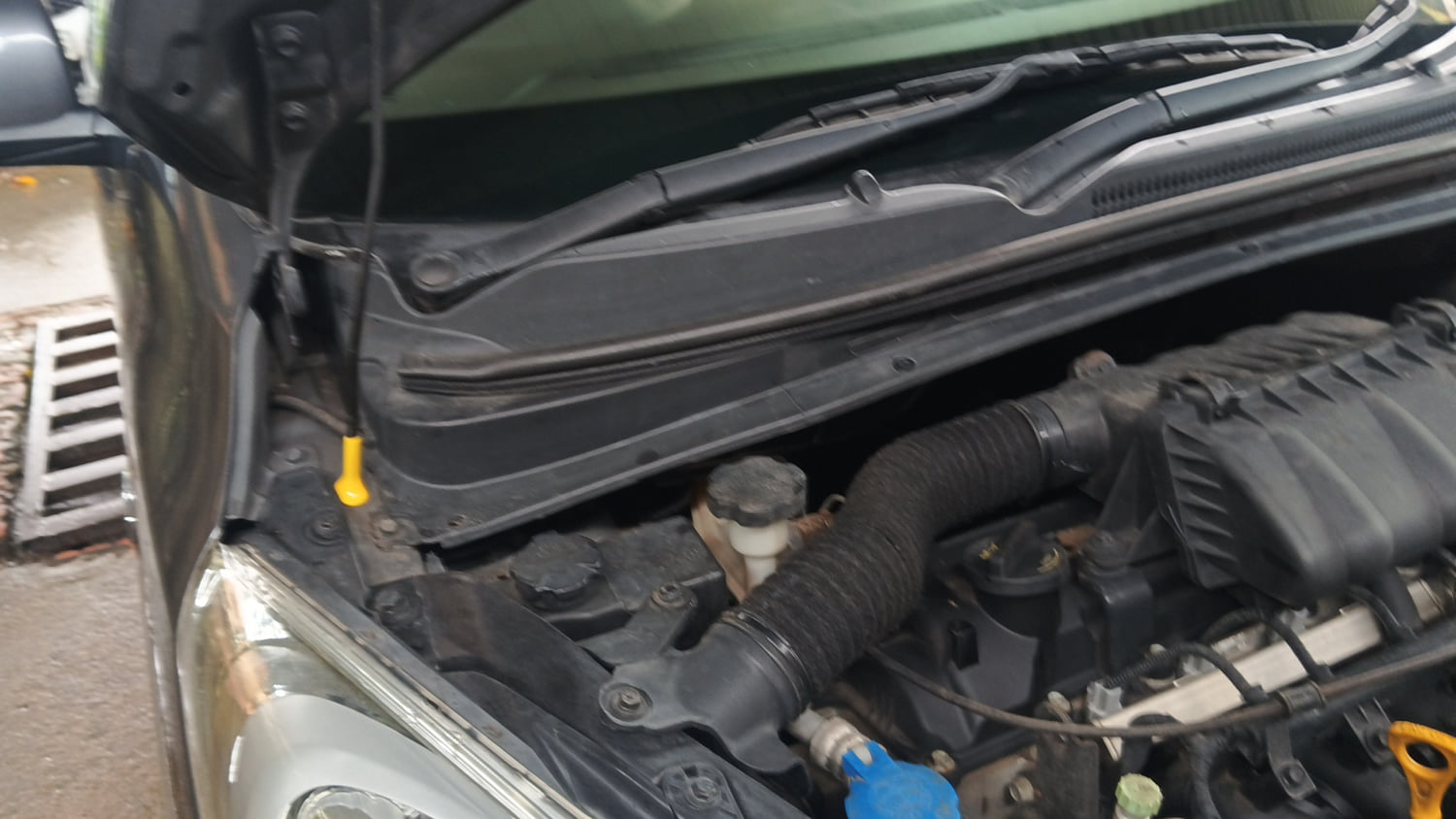 Used 2012 Hyundai i10 Sportz 1.2 Kappa2 Petrol Manual engine ENGINE RIGHT SIDE HINGE & APRON VIEW