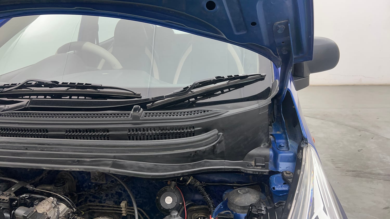 Used 2016 Hyundai Eon Era + AirBag Petrol Manual engine ENGINE LEFT SIDE HINGE & APRON VIEW