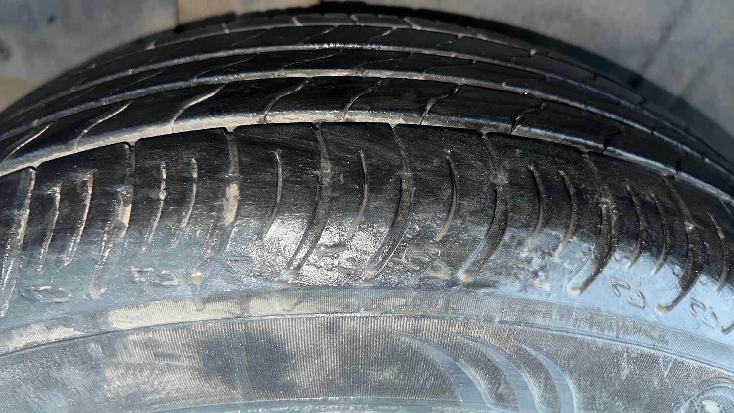 Used 2023 Maruti Suzuki XL6 Zeta AT Petrol Petrol Automatic tyres RIGHT REAR TYRE TREAD VIEW