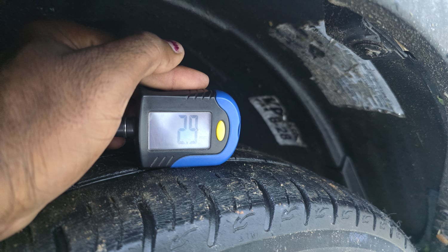 Used 2020 Mahindra XUV 300 W8 (O) 1.5 Diesel Diesel Manual tyres LEFT FRONT TYRE TREAD VIEW