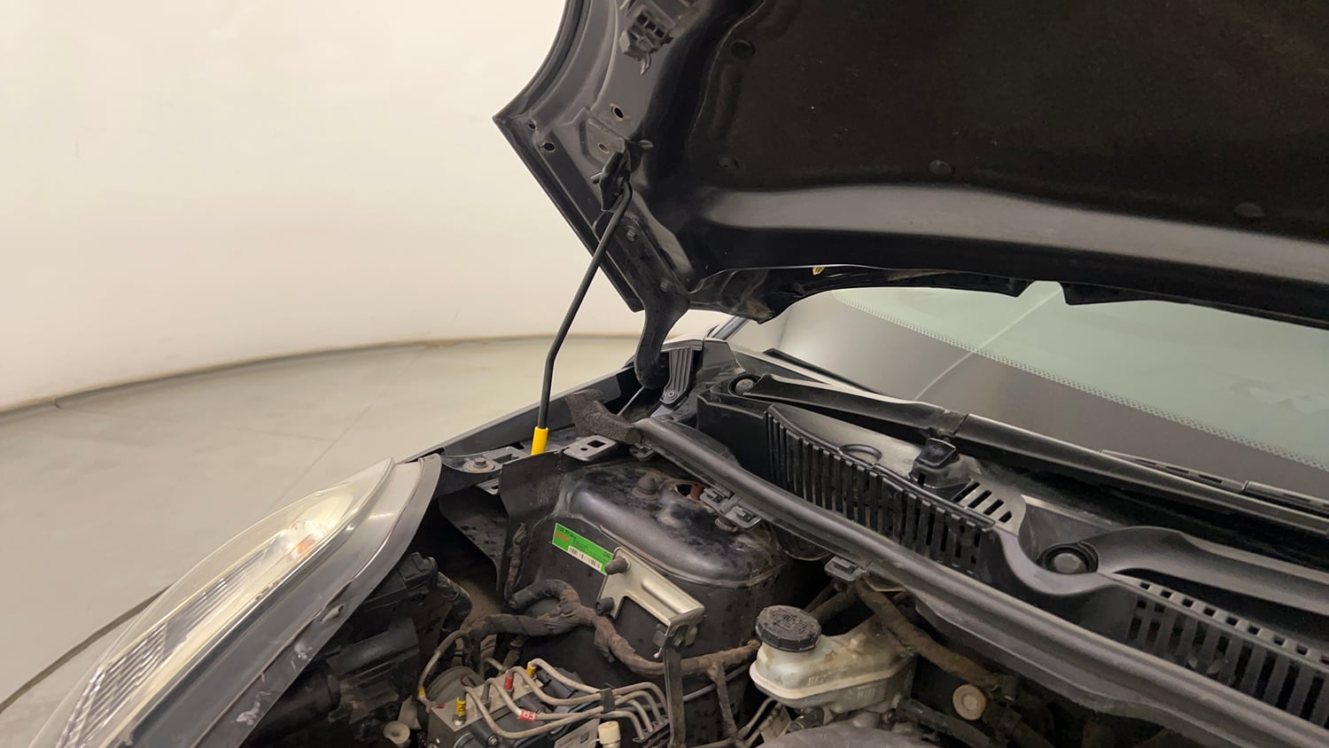 Used 2019 Tata Nexon XM Petrol Manual engine ENGINE RIGHT SIDE HINGE & APRON VIEW