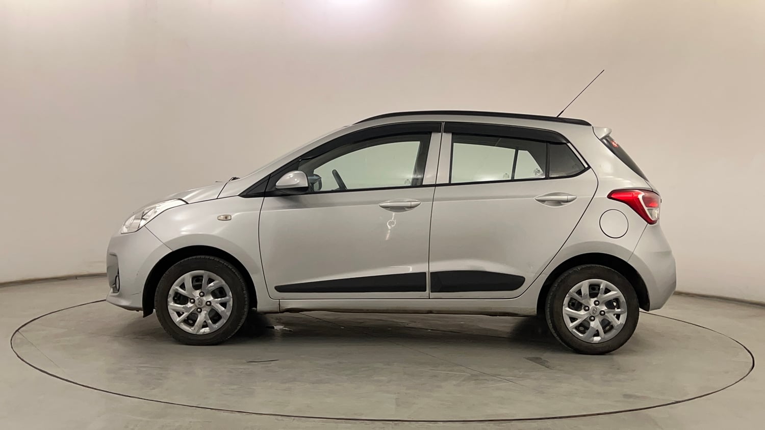 Used 2017 Hyundai Grand i10 Sportz 1.2 Kappa VTVT Petrol Manual exterior LEFT SIDE VIEW