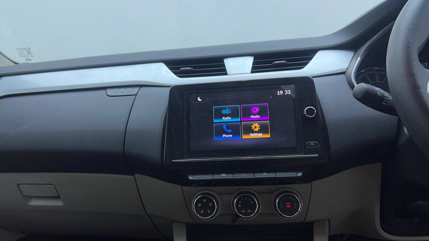 Used 2022 Renault Triber RXZ Petrol Manual top_features Touch screen infotainment system