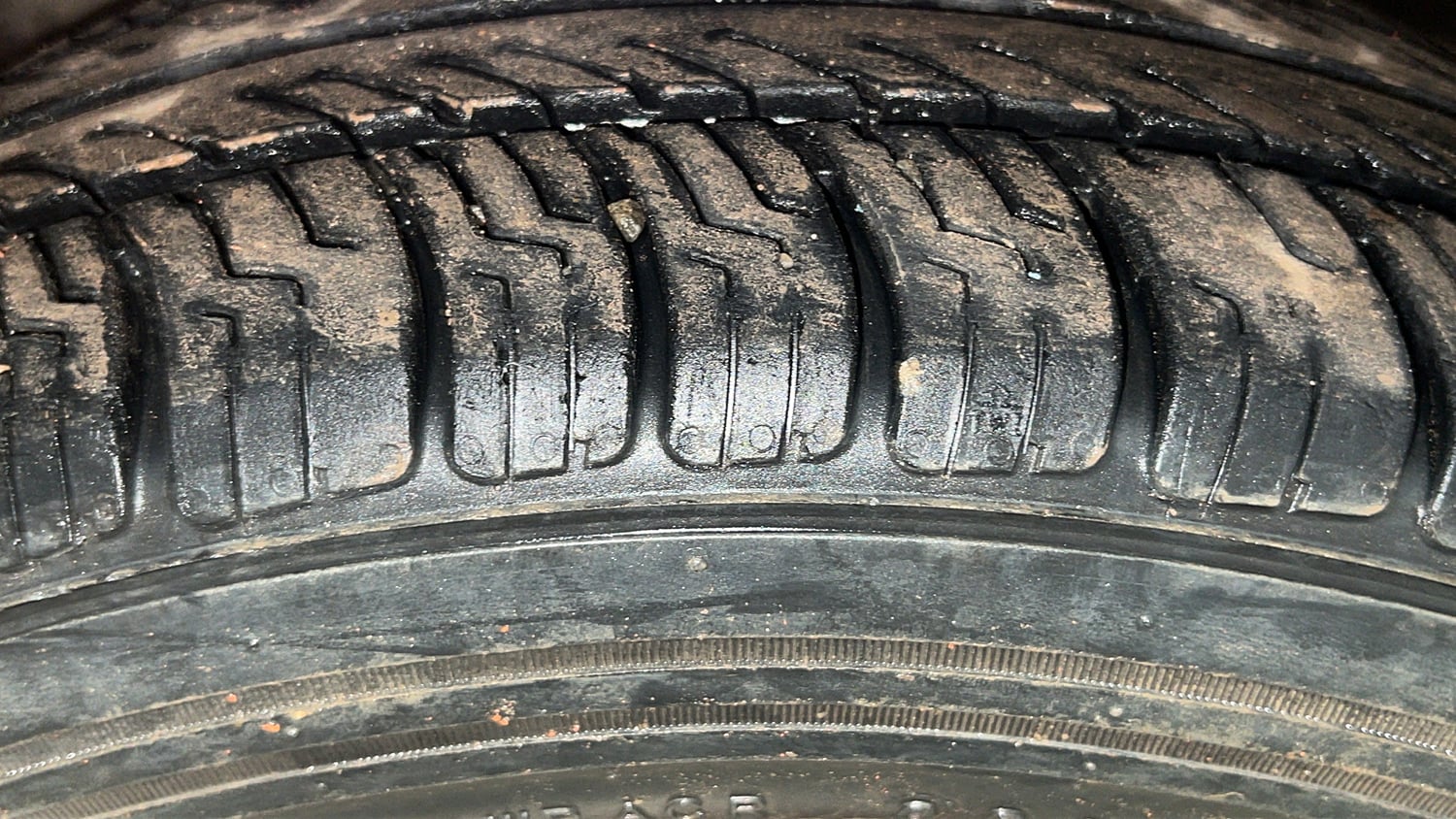 Used 2014 Hyundai Grand i10 Sportz 1.2 Kappa VTVT Petrol Manual tyres RIGHT FRONT TYRE TREAD VIEW