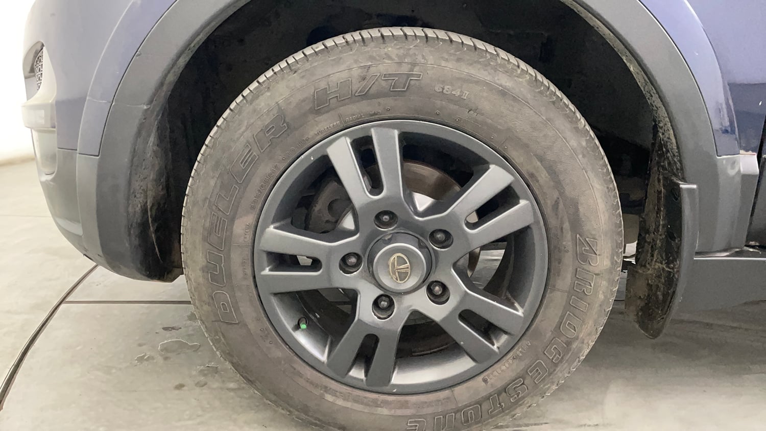 Used 2019 Tata Hexa XTA 4x2 6 STR Diesel Automatic tyres LEFT FRONT TYRE RIM VIEW