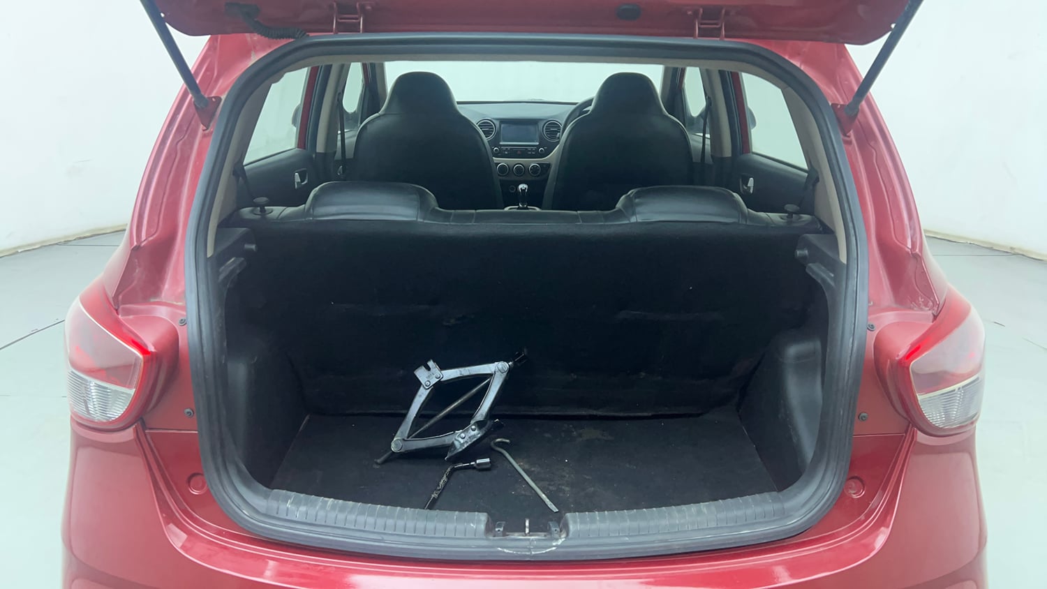 Used 2019 Hyundai Grand i10 Sportz U2 1.2 CRDi Diesel Manual interior DICKY INSIDE VIEW