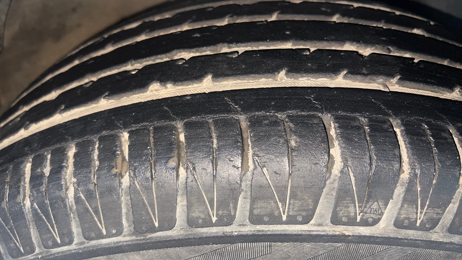 Used 2022 Kia Sonet GTX Plus 1.5 AT Diesel Automatic tyres RIGHT FRONT TYRE TREAD VIEW