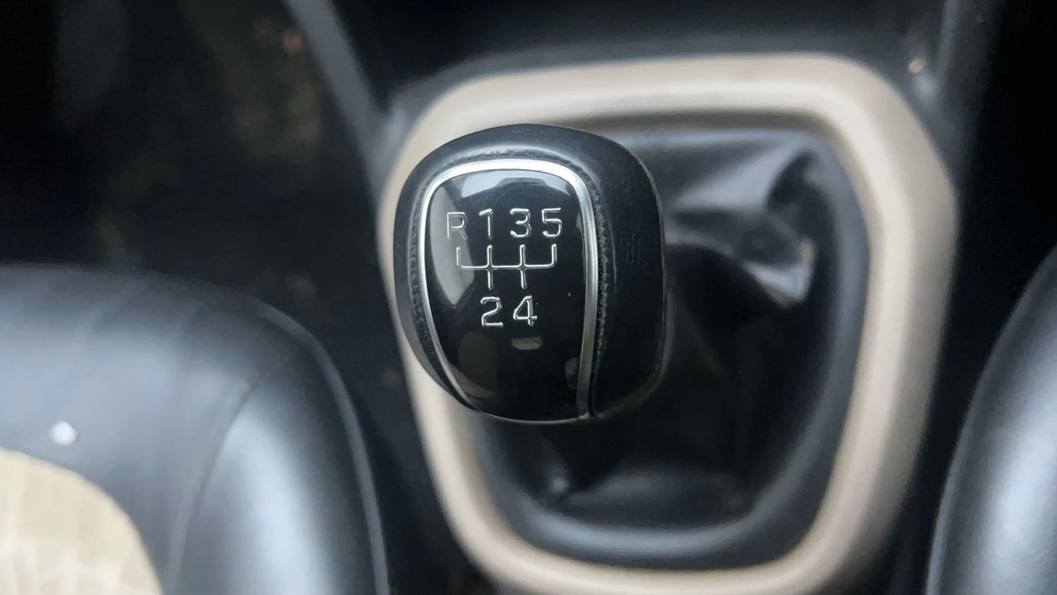 Used 2019 Hyundai Grand i10 Sportz U2 1.2 CRDi Diesel Manual interior GEAR  KNOB VIEW