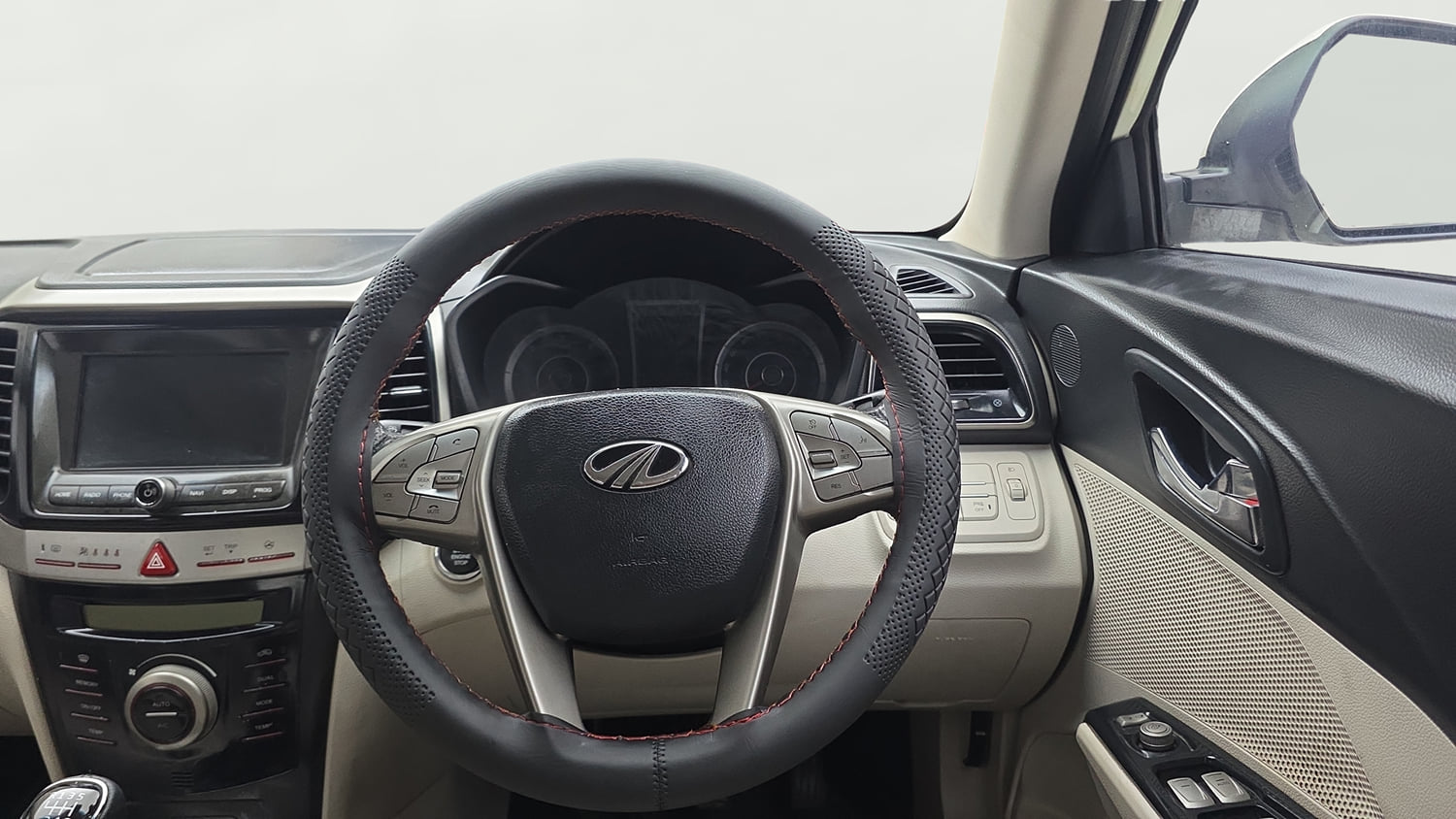 Used 2020 Mahindra XUV 300 W8 (O) 1.5 Diesel Diesel Manual interior STEERING VIEW