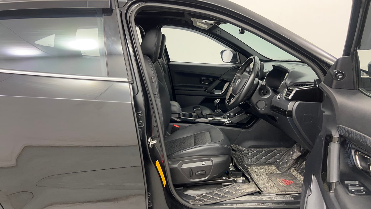 Used 2022 Tata Harrier XZ Plus Dark Edition Diesel Manual interior RIGHT SIDE FRONT DOOR CABIN VIEW