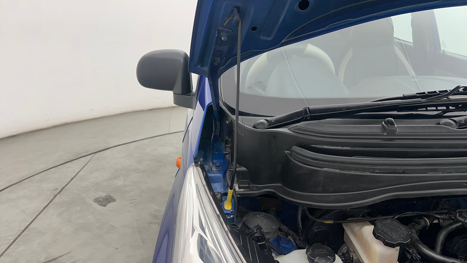 Used 2016 Hyundai Eon Era + AirBag Petrol Manual engine ENGINE RIGHT SIDE HINGE & APRON VIEW