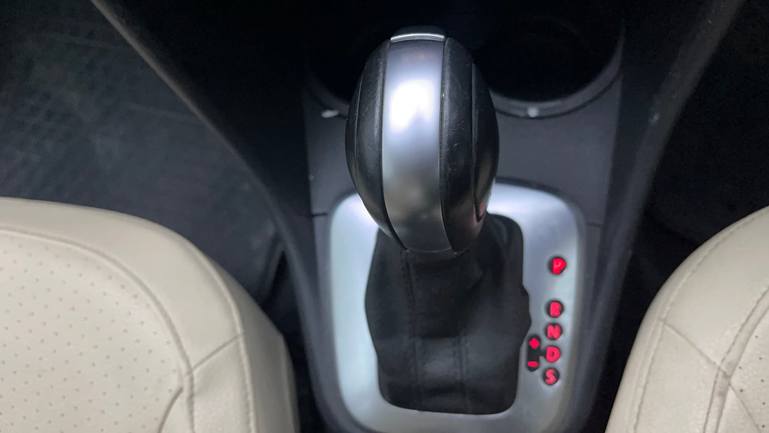 Used 2022 Volkswagen Vento Highline Plus 1.0L TSI Automatic Petrol Automatic interior GEAR  KNOB VIEW