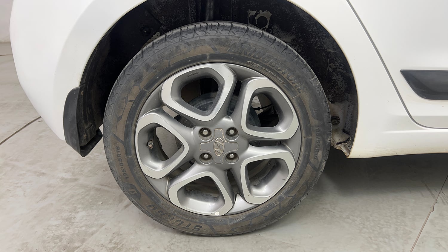 Used 2019 Hyundai Elite i20 Asta 1.2 (O) Petrol Manual tyres RIGHT REAR TYRE RIM VIEW