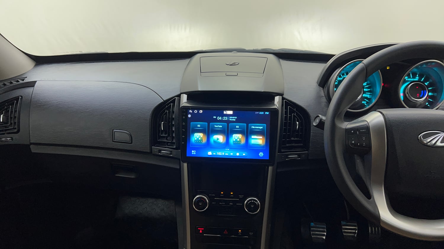 Used 2019 Mahindra XUV500 W7 Diesel Manual interior MUSIC SYSTEM & AC CONTROL VIEW