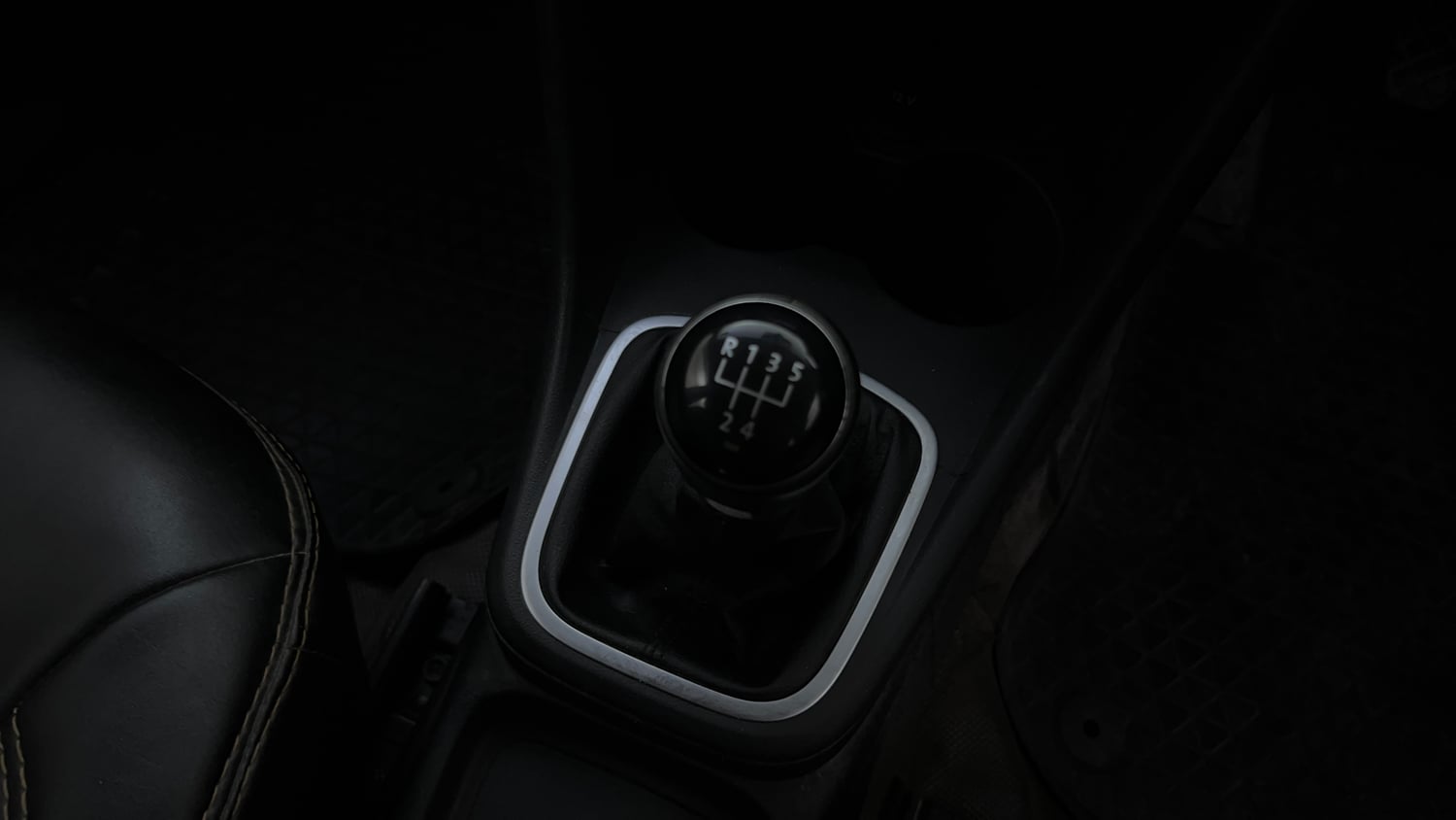Used 2016 Volkswagen Polo Highline1.2L (P) Petrol Manual interior GEAR  KNOB VIEW