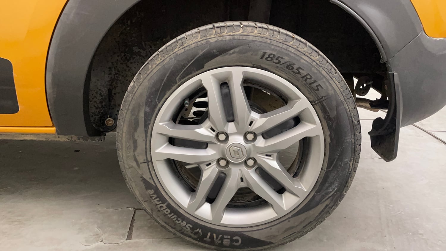 Used 2020 Renault Triber RXZ EASY-R AMT Petrol Automatic tyres LEFT REAR TYRE RIM VIEW