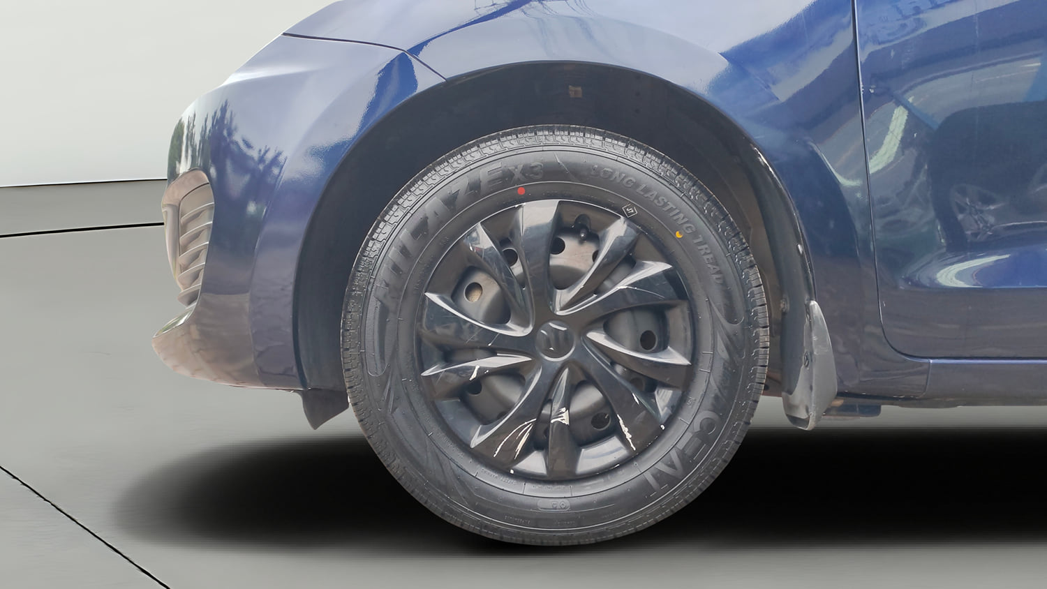 Used 2022 Maruti Suzuki Swift VXi Petrol Manual tyres LEFT FRONT TYRE RIM VIEW