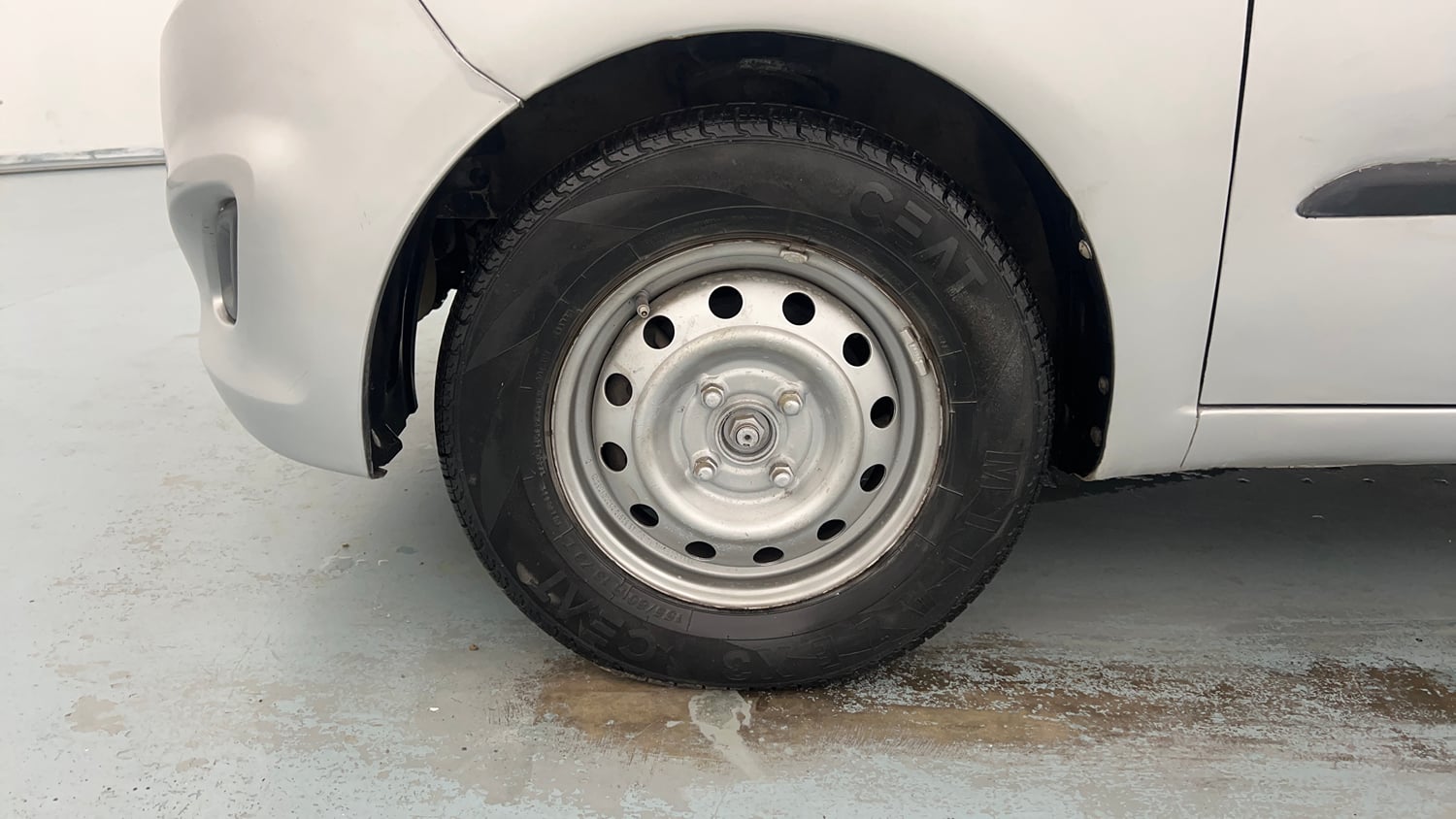 Used 2014 Hyundai i10 Magna 1.1 iRDE2 Petrol Manual tyres LEFT FRONT TYRE RIM VIEW