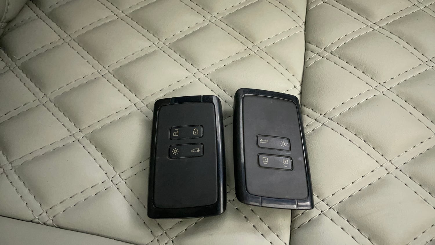 Used 2020 Renault Triber RXZ EASY-R AMT Petrol Automatic extra CAR KEY VIEW