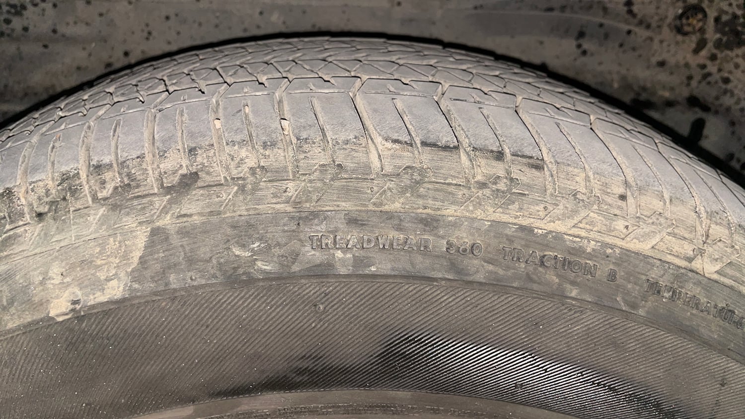 Used 2019 Tata Hexa XTA 4x2 6 STR Diesel Automatic tyres RIGHT REAR TYRE TREAD VIEW