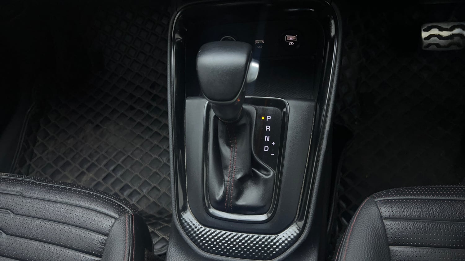 Used 2022 Kia Sonet GTX Plus 1.5 AT Diesel Automatic interior GEAR  KNOB VIEW
