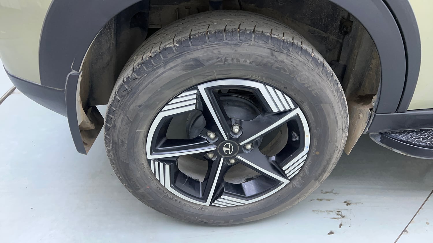 Used 2025 Tata Nexon Creative 1.2 Revotron Petrol 6MT Petrol Manual tyres RIGHT REAR TYRE RIM VIEW