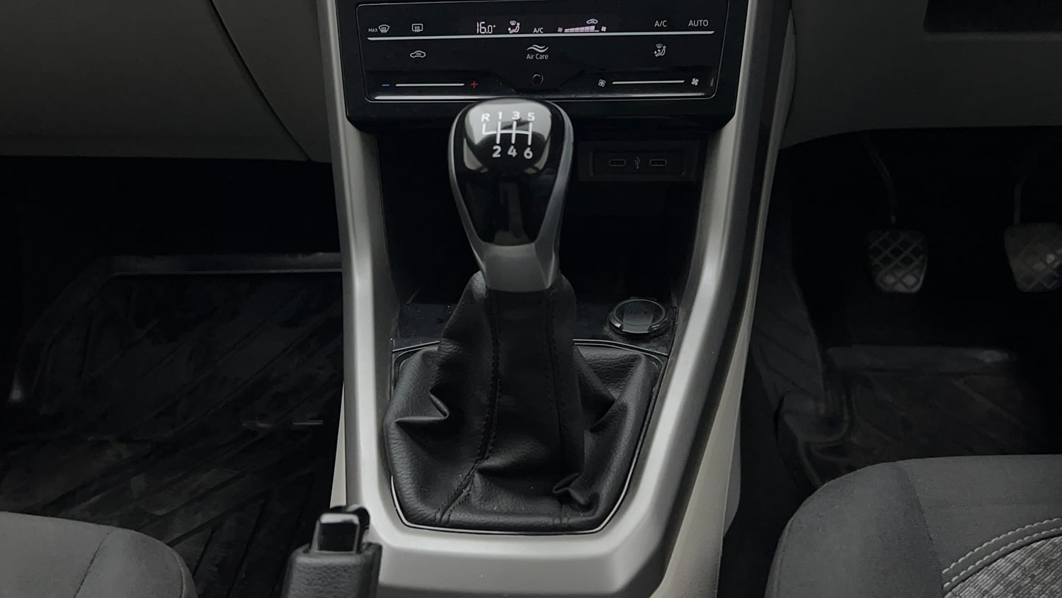 Used 2023 Volkswagen Taigun Highline 1.0 TSI MT Petrol Manual interior GEAR  KNOB VIEW