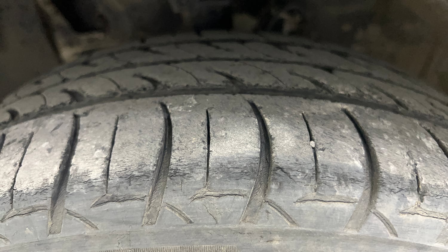 Used 2019 Hyundai Elite i20 Asta 1.2 (O) Petrol Manual tyres LEFT FRONT TYRE TREAD VIEW