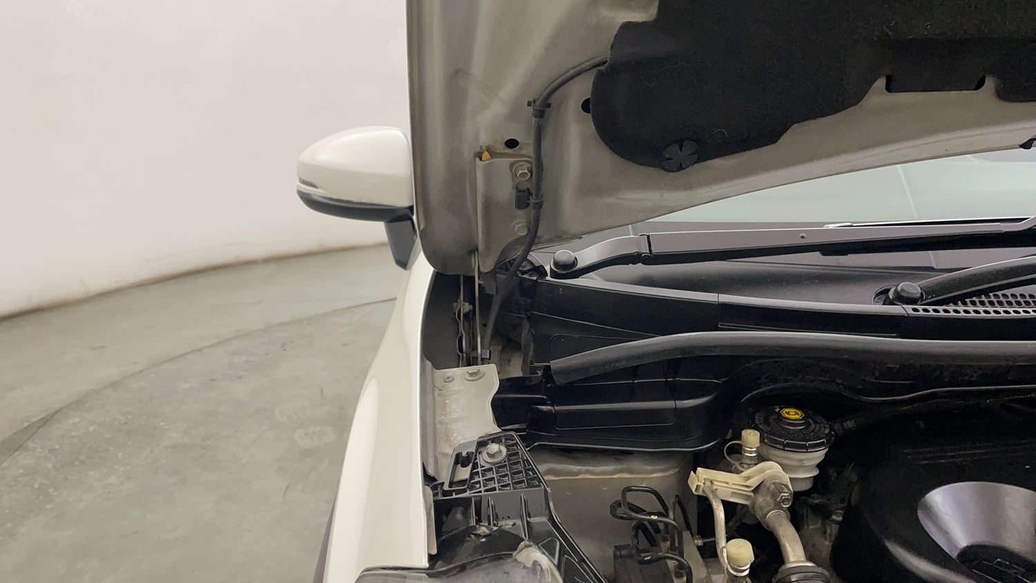 Used 2020 Honda WR-V VX MT Diesel Diesel Manual engine ENGINE RIGHT SIDE HINGE & APRON VIEW
