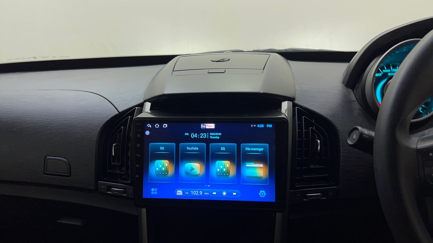 Used 2019 Mahindra XUV500 W7 Diesel Manual top_features Integrated (in-dash) music system