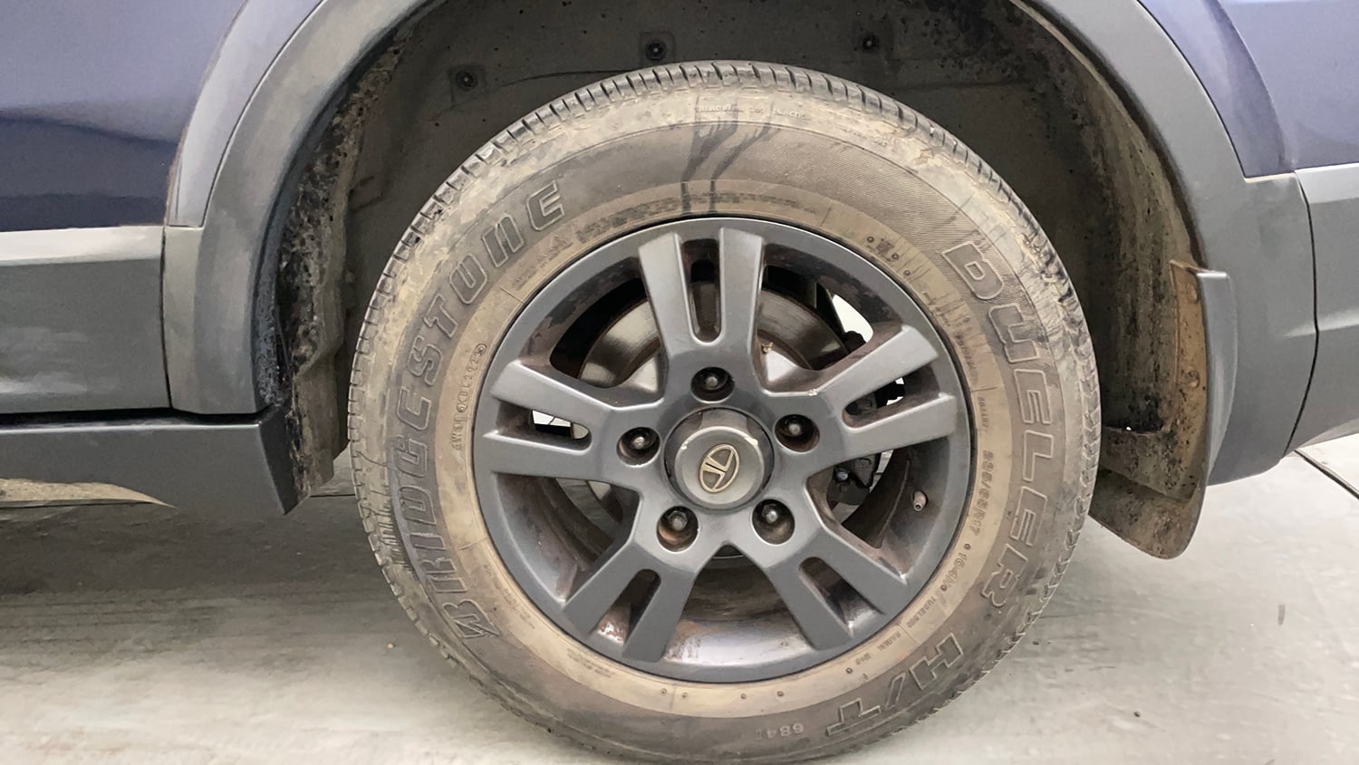Used 2019 Tata Hexa XTA 4x2 6 STR Diesel Automatic tyres LEFT REAR TYRE RIM VIEW