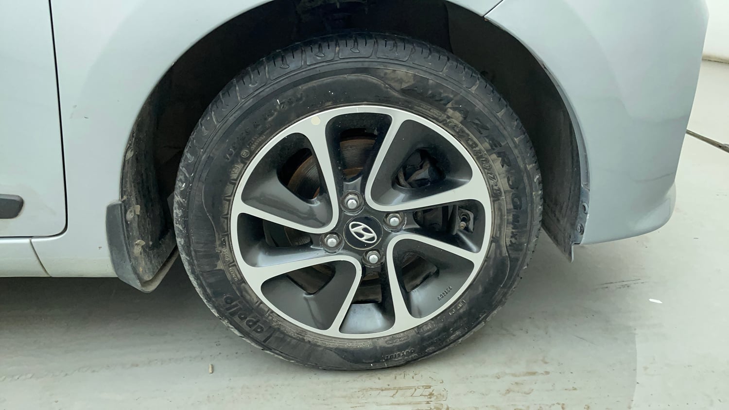 Used 2019 Hyundai Grand i10 Sportz AT 1.2 Kappa VTVT Petrol Automatic tyres RIGHT FRONT TYRE RIM VIEW