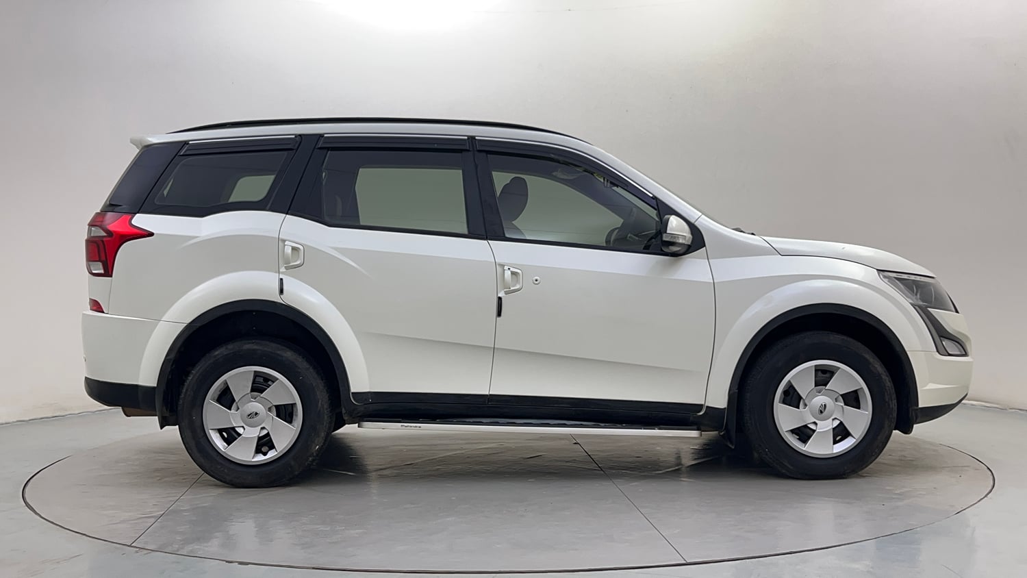 Used 2019 Mahindra XUV500 W7 Diesel Manual exterior RIGHT SIDE VIEW