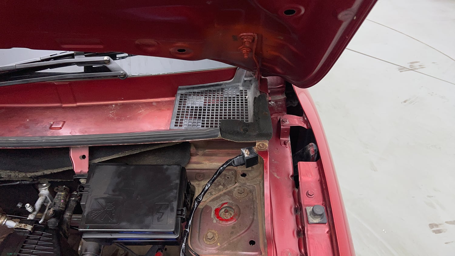 Used 2016 Renault Kwid RXL Petrol Manual engine ENGINE LEFT SIDE HINGE & APRON VIEW
