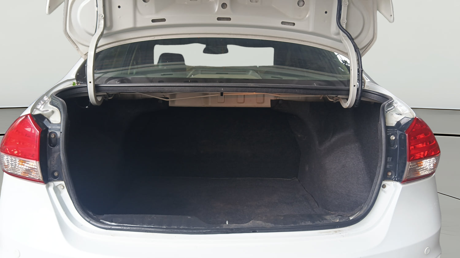 Used 2016 Maruti Suzuki Ciaz ZXi+ RS Petrol Manual interior DICKY INSIDE VIEW