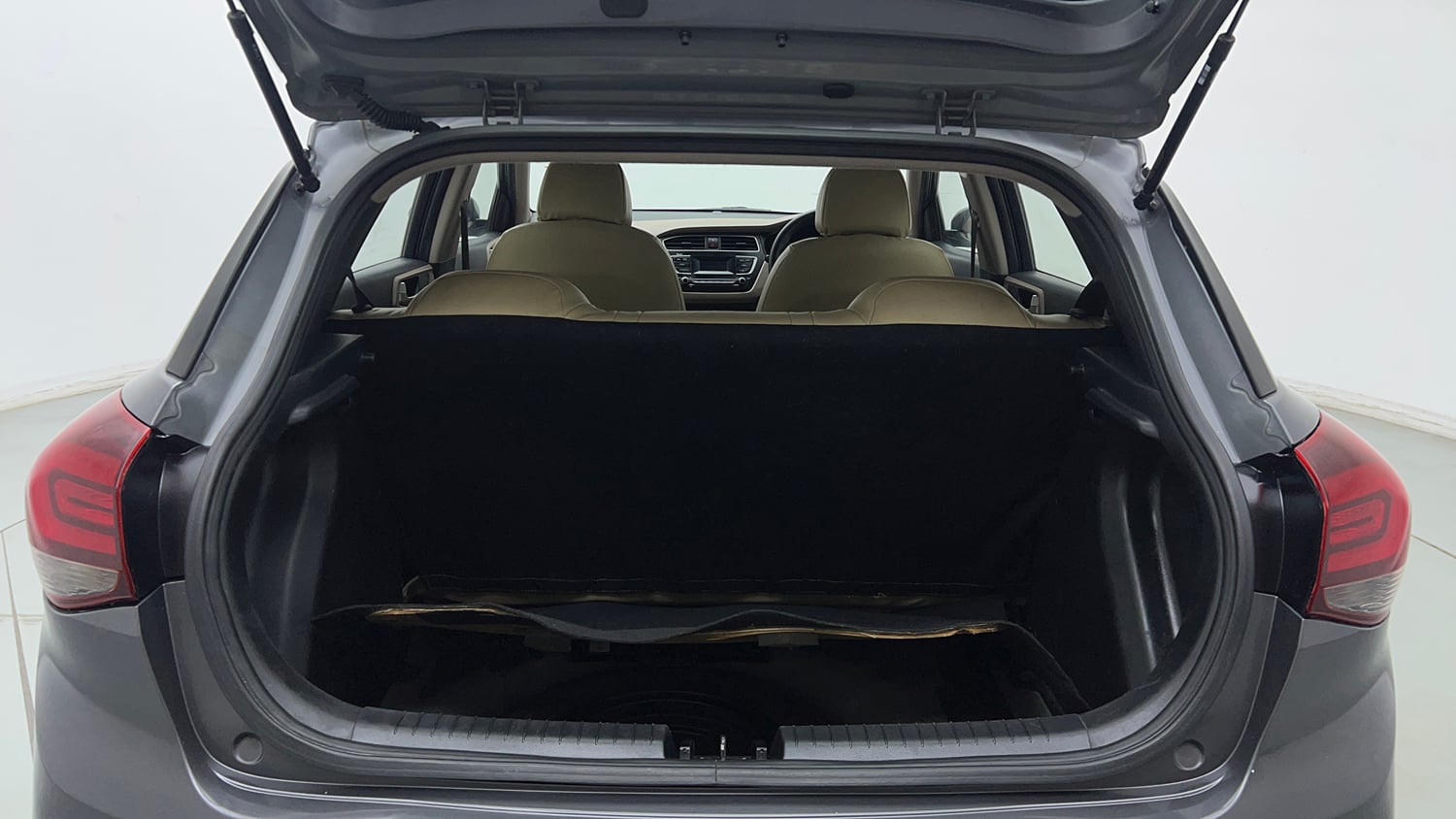 Used 2020 Hyundai Elite i20 Magna Plus 1.2 Petrol Manual interior DICKY INSIDE VIEW