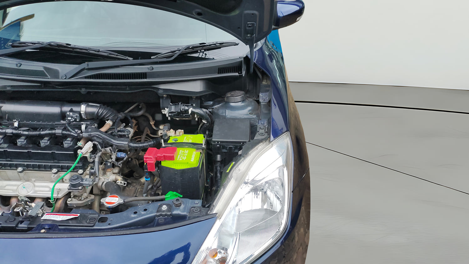 Used 2022 Maruti Suzuki Swift VXi Petrol Manual engine ENGINE LEFT SIDE HINGE & APRON VIEW