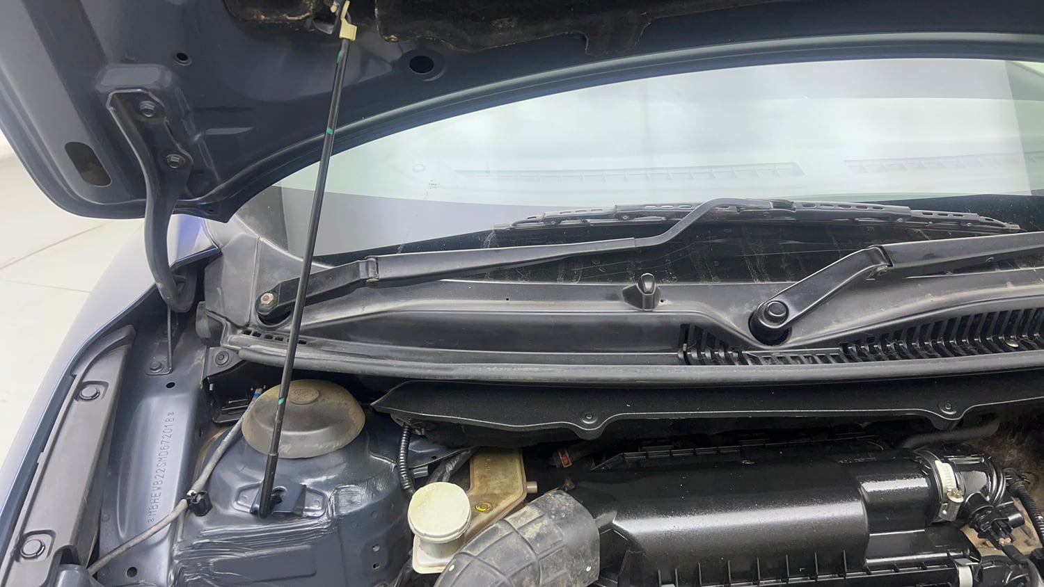 Used 2021 Maruti Suzuki Baleno Zeta Petrol Manual engine ENGINE RIGHT SIDE HINGE & APRON VIEW