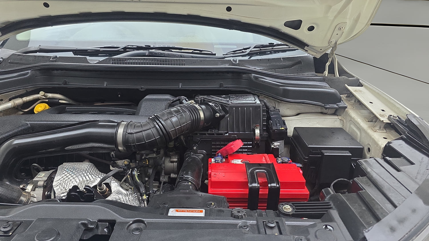 Used 2020 Mahindra XUV 300 W8 (O) 1.5 Diesel Diesel Manual engine ENGINE LEFT SIDE HINGE & APRON VIEW