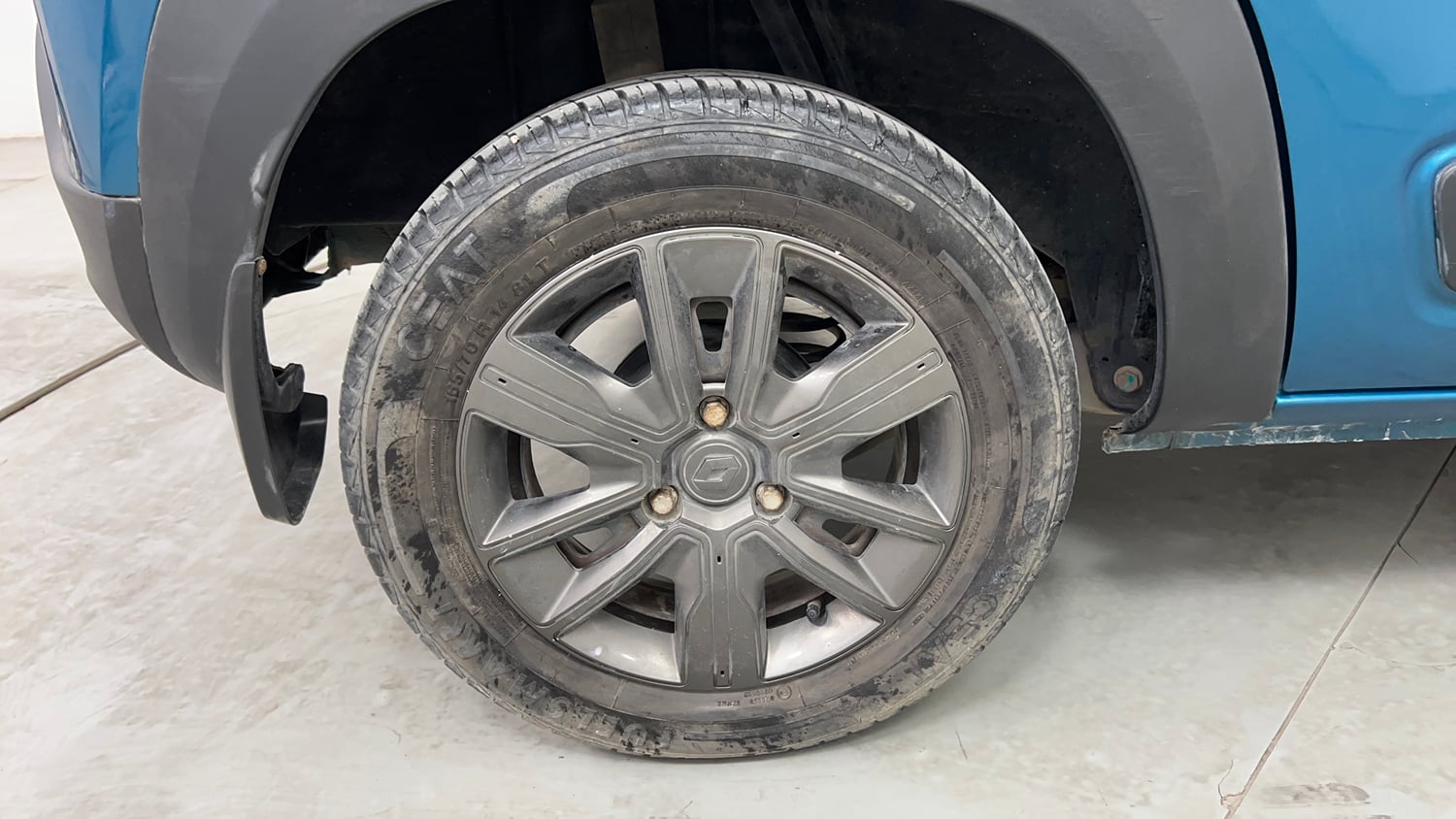 Used 2019 Renault Kwid CLIMBER 1.0 AMT Opt Petrol Automatic tyres RIGHT REAR TYRE RIM VIEW