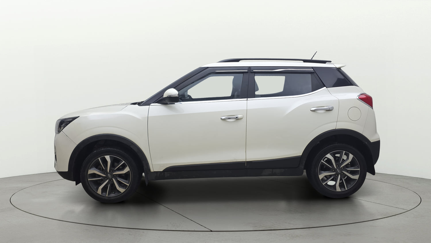 Used 2020 Mahindra XUV 300 W8 (O) 1.5 Diesel Diesel Manual exterior LEFT SIDE VIEW