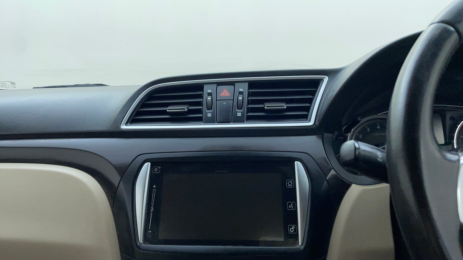 Used 2016 Maruti Suzuki Ciaz ZXi Petrol Manual top_features Integrated (in-dash) music system