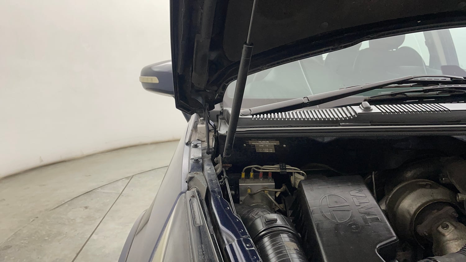 Used 2019 Tata Hexa XTA 4x2 6 STR Diesel Automatic engine ENGINE RIGHT SIDE HINGE & APRON VIEW