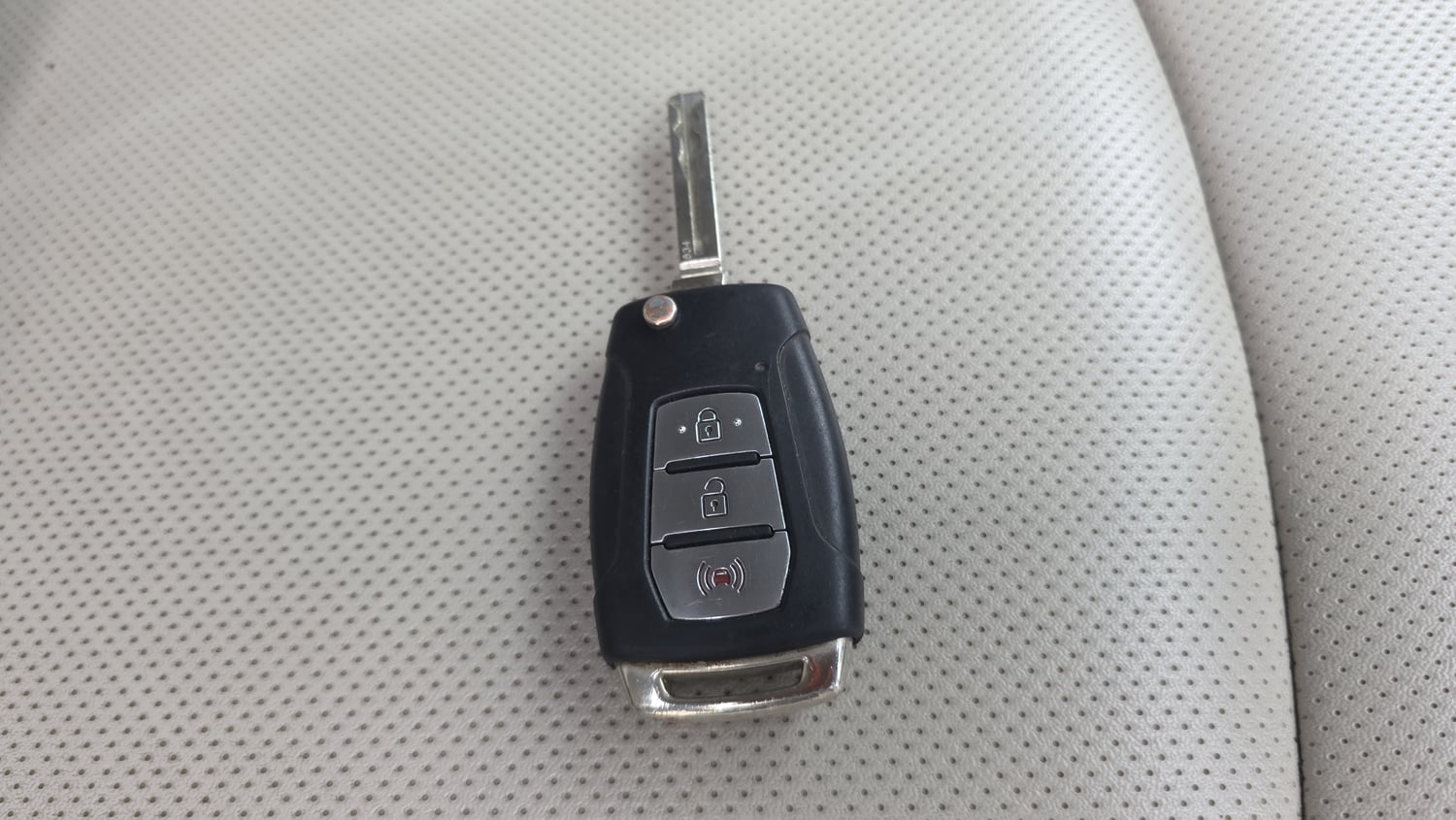 Used 2020 Mahindra XUV 300 W8 (O) 1.5 Diesel Diesel Manual extra CAR KEY VIEW