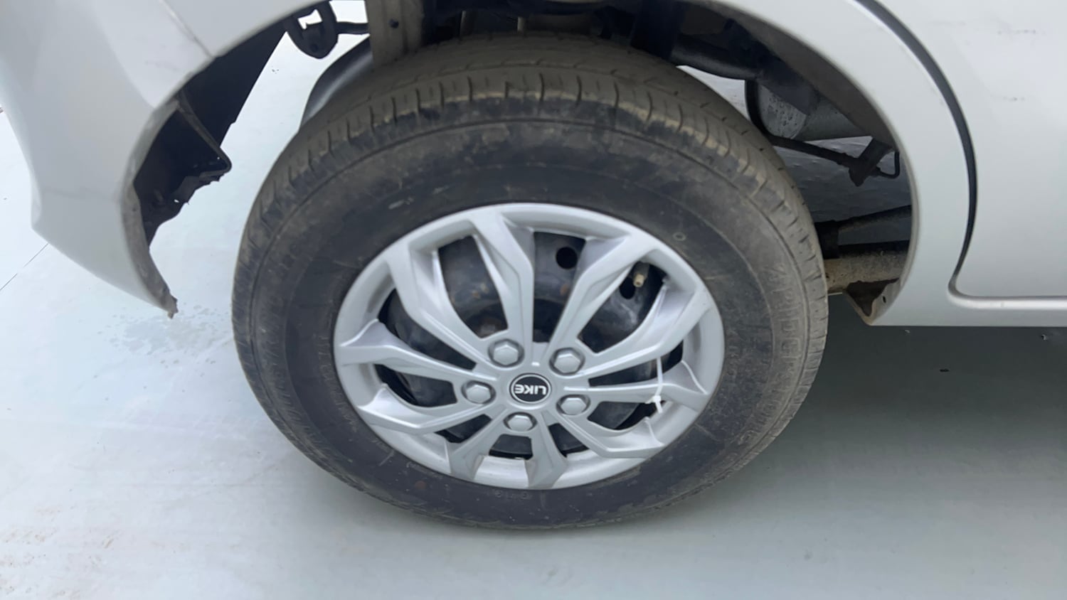 Used 2014 Maruti Suzuki Alto 800 Lxi Petrol Manual tyres RIGHT REAR TYRE RIM VIEW