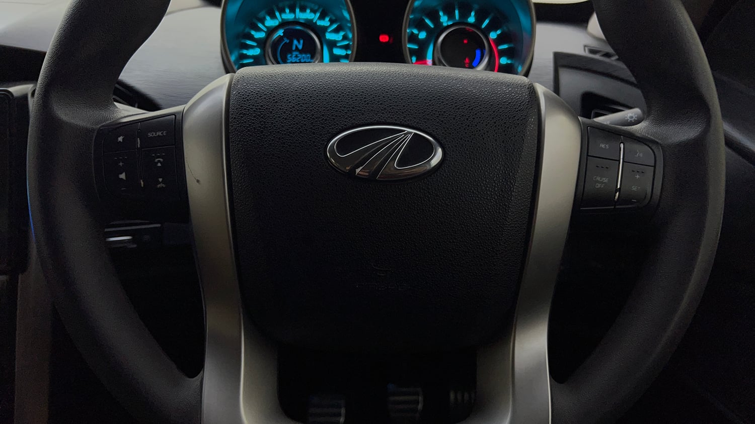 Used 2019 Mahindra XUV500 W7 Diesel Manual top_features Airbags